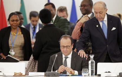 Fabius (derecha) y Hollande, ayer en la cumbre de París.