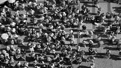 Multitud congregada en una plaza.