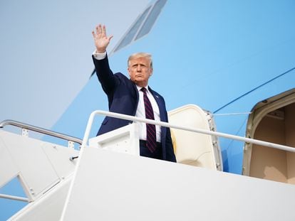 El presidente Donald Trump saluda desde el Air Force One.