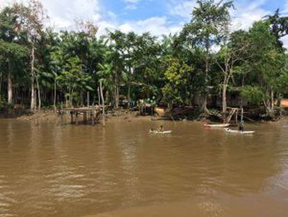 Varias barcas en el río Amazonas.