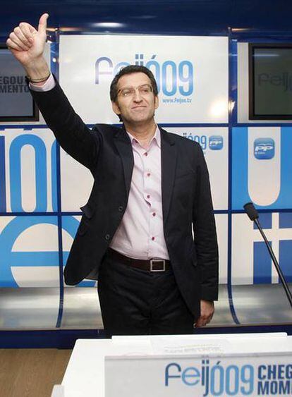 Alberto Núñez Feijóo saluda en la sala de prensa antes de ofrecer la primera declaración tras ser elegido nuevo presidente de la Xunta de Galicia en las elecciones gallegas 2009.