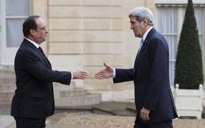 El presidente franc&eacute;s, Fran&ccedil;ois Hollande, saluda al secretario de Estado de EE UU, John Kerry, este martes en Par&iacute;s.