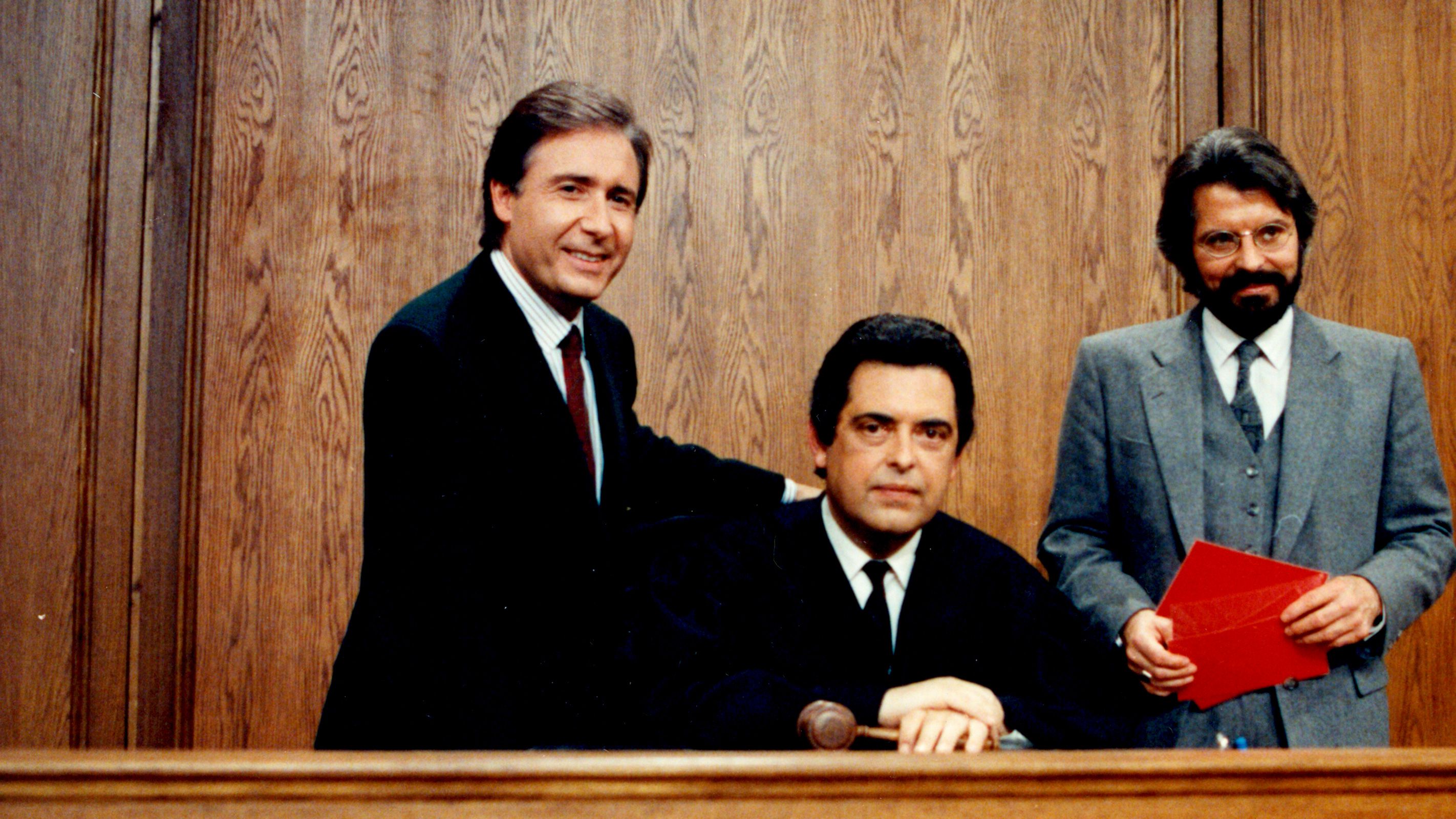 De izquierda a derecha, el abogado defensor Ricardo Fernández Deu, el juez (y director del programa) Xavier Foz y el fiscal Javier Nart.