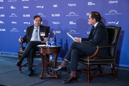 Gustavo Petro, presidente de Colombia (izquierda), en conversación con Jan Martínez Ahrens, director de EL PAÍS América. 
