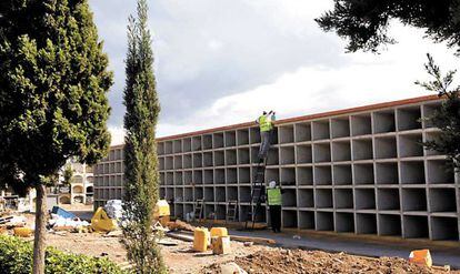 Un aspecto de los nichos del cementerio de Almería.