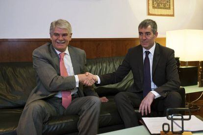  El ministro de Asuntos Exteriores, Alfonso Mar&iacute;a Dastis, izquierda, saluda al presidente de Canarias, Fernando Clavijo.