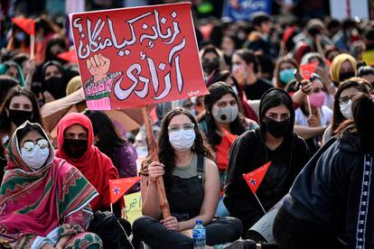 Activistas de la Marcha Aurat llevan pancartas durante una manifestación en Islamabad, el 8 de marzo de 2021.