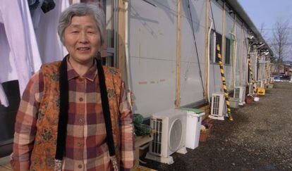 Hiroko Matsumoto, vecina de Namie, en el asentamiento de casas prefabricadas en el que vive en Fukushima.