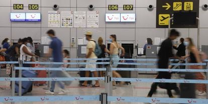 Turistas regresando ayer a Alemania desde el aeropuerto de Mallorca.