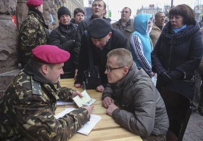 Un voluntario en un puesto de reclutamiento de la Guardia Nacional en Kiev.