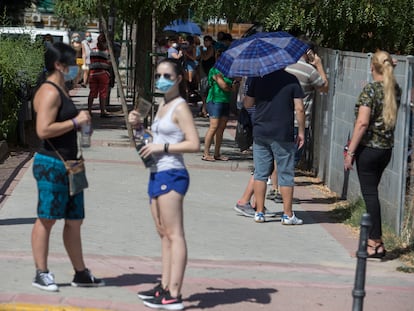 Fila de ciudadanos a las puertas del centro de especialidades El Arroyo para hacerse una PCR gratis, este jueves en Fuenlabrada.