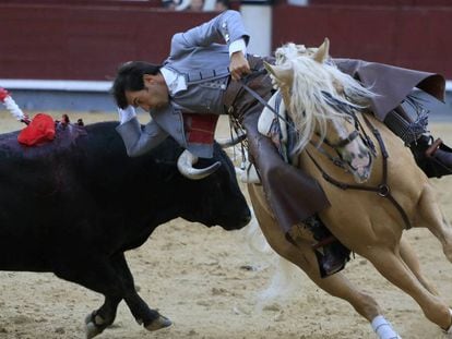 Sergio Gal&aacute;n se luce con la suerte del tel&eacute;fono ante el quinto de la tarde en Las Ventas.