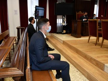 Los futbolistas, Santi Mina, en primer término, y David Goldar, este jueves en la última sesión del juicio celebrado en la Audiencia Provincial de Almería.