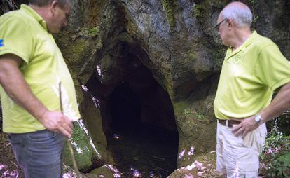 Luis Sanfiz y Manolo Rodríguez, en la boca de la antigua mina romana de Entrepeñas, en la ruta del oro de Navelgas.