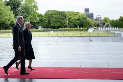El presidente de Estados Unidos, Joe Biden, junto a su esposa, Jill Biden, a su llegada al parque Memorial de la Paz de Hiroshima, el viernes. 
