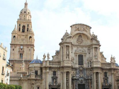Plaza del Cardenal Belluga, con la imponente catedral.