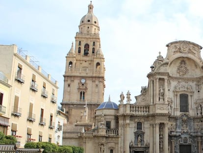 Plaza del Cardenal Belluga, con la imponente catedral.