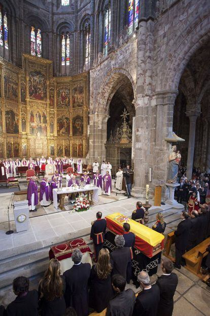 Un momento del funeral del primer presidente de Gobierno de la democracia, Adolfo Suárez, oficiado en la catedral de Ávila.