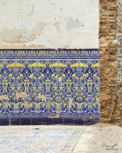 Paño de azulejos de principios de siglo XX en la calle Ferrandiz que desaparecieron junto al palacete de los años treinta que se demolió en 2019.