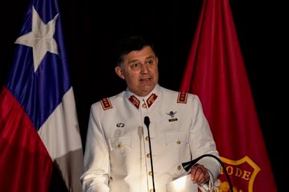 El ahora exjefe del Ejército de Chile, general Ricardo Martínez, presenta el presupuesto anual del ejército en Santiago de Chile, el 2 de marzo de 2022.