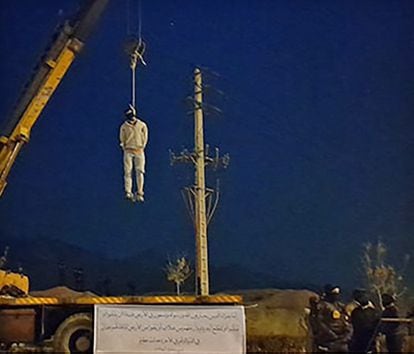 Imagen de la ejecución pública del joven Majid Reza Rahnavard, publicada por el medio de la propaganda oficial iraní 'Mizan News', este lunes en Mashad.