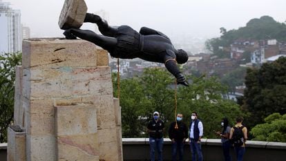 La estatua de Sebastián de Belalcázar, un conquistador español del siglo XVI, después de que los indígenas la derribaran en Cali, Colombia, el 28 de abril de 2021.