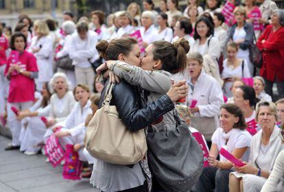 Dos mujeres se besan frente a una manifestación en contra del matrimonio gay