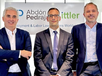 De izquierda a derecha: Alfonso Pedrajas, socio director de la oficina de Barcelona, Daniel Miró y Antonio Pedrajas, socio director de Abdón Pedrajas Littler