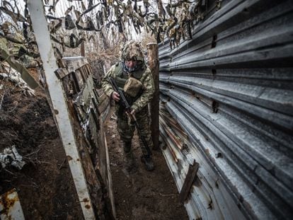 Un soldado ucranio camina en una trinchera cerca de las posiciones prorrusas, el pasado 4 de diciembre en Avdiivka.