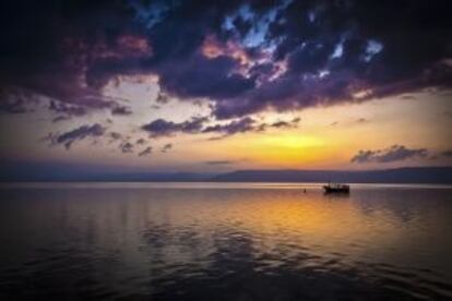 Atardecer en el mar de Galilea, en Israel.