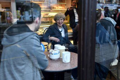 La primera ministra británica, Theresa May, en una panadería durante la campaña electoral en Fleetwood. REUTERS/Ben Stansall/Pool