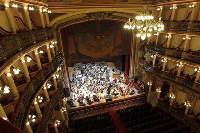 Una orquesta ensaya en el teatro Amazonas en Manaos.