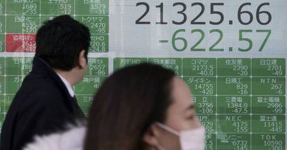 Panel de cotizaciones del Nikkei 225 en una empresa de valores de Tokio, el viernes.