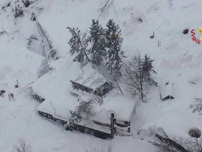 Almenys tres morts en quedar atrapats per una allau en un hotel d’Itàlia