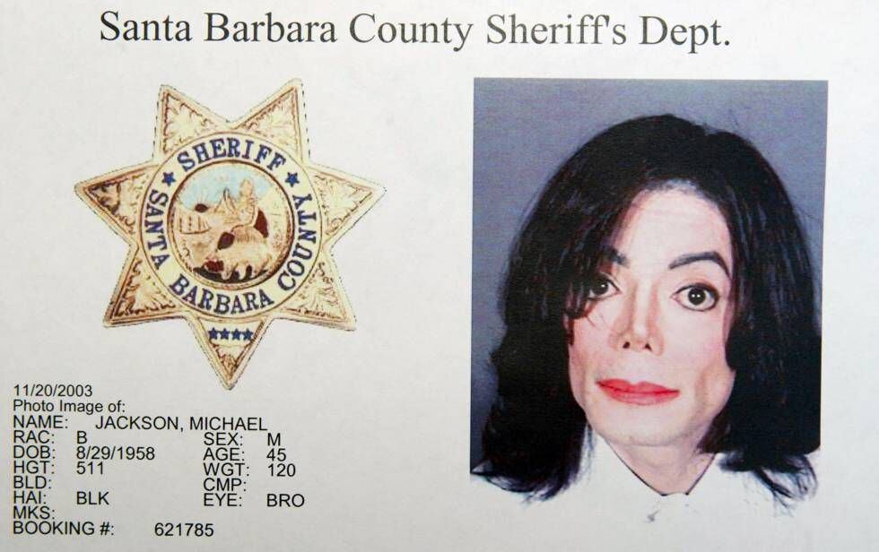 Michael Jackson fue detenido en Santa Bárbara (California) en 2003 tras ser acusado de abusar sexualmente de un menor. En la foto de su ficha policial aparece con los ojos muy abiertos en lo que parece un gesto de sorpresa.
