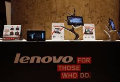 Tabletas Lenovo en un expositor