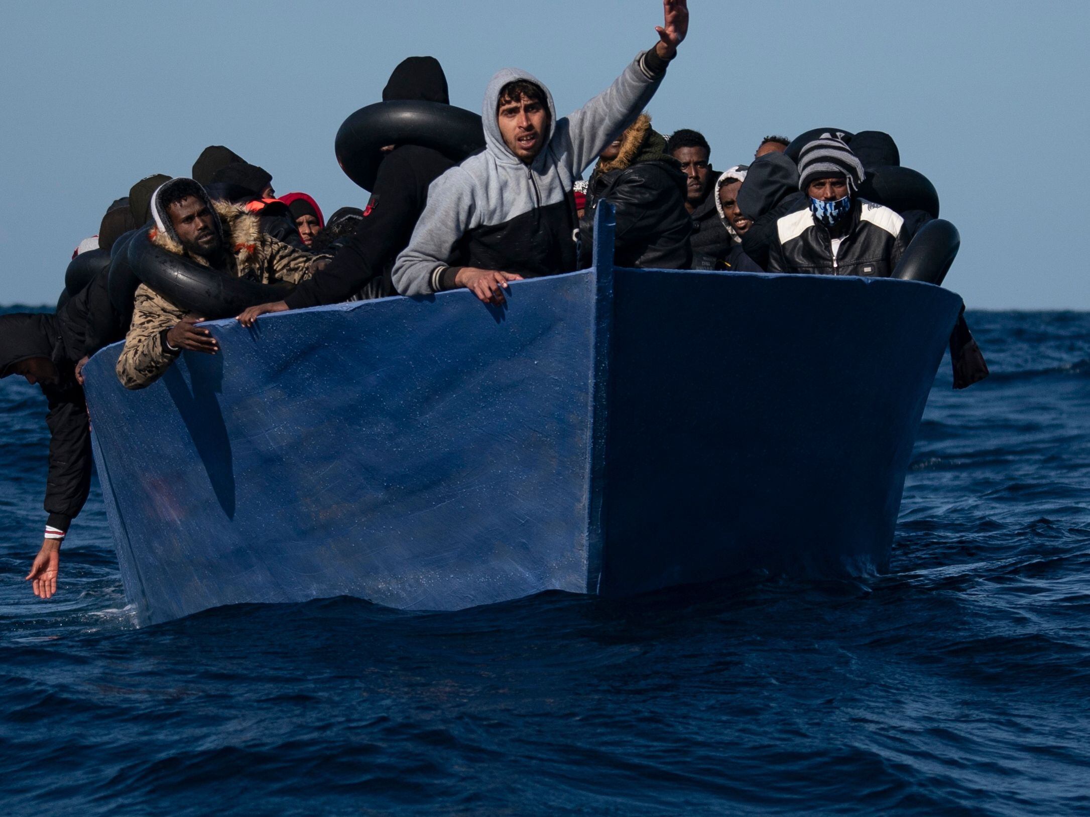 Una embarcación precaria transporta un grupo de personas migrantes, en su mayoría eritreos, en el norte de Libia en 2021. Fueron rescatados por la ONG Open Arms.