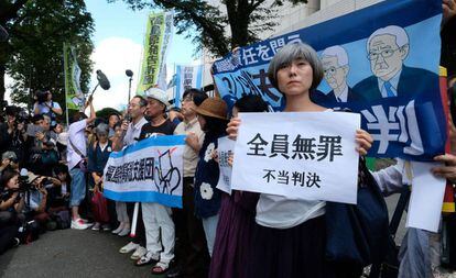 Protesta ante el tribunal de Tokio tras la absolución de los directivos de Tepco. 