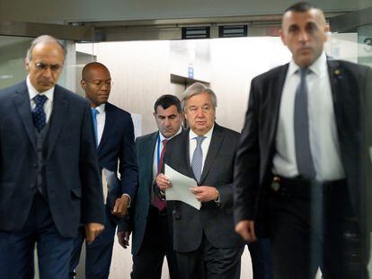 El secretario general de la ONU, António Guterres (en el centro), antes de la rueda de prensa, este miércoles, en Nueva York.