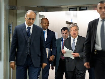 El secretario general de la ONU, António Guterres (en el centro), antes de la rueda de prensa, este miércoles, en Nueva York.