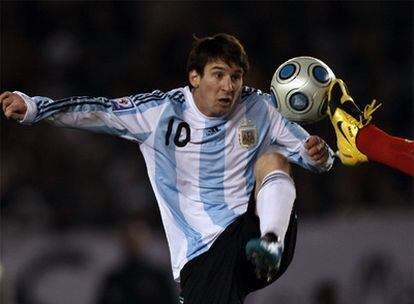 Messi, ante una contundente entrada de un defensa colombiano.