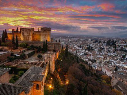 Vista de La Alhambra y el Albaicín desde la Torre de Comares, en Granada.