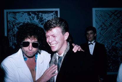 Con David Bowie en los años ochenta. Bowie grabó una canción para su disco 'Hunky Dory' (1971) llamada 'Song for Bob Dylan'. Bowie le admiraba como artista, pero tuvo algún desencuentro personal. En 1976 contó en una entrevista con 'Playboy': “Fuimos a un club después de un concierto. Éramos bastantes. Dyan estaba allí, sentado. Me acerqué y le hablé durante horas. Si le aburrí, divertí o asusté, realmente no lo sé. No dijo nada. Dije ‘buenas noches’ y me largué. Nunca me llamó por teléfono”.