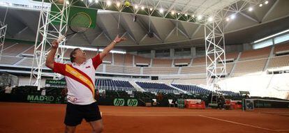 Zoido juega al tenis en las instalaciones de la Copa Davis.