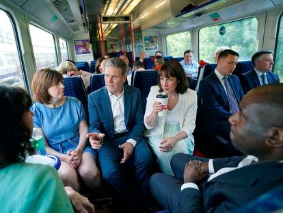 El líder del Partido Laborista, Keir Starmer, este martes en un tren en Buckinghamshire, junto a varios miembros de la dirección de la formación.