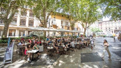 Varias personas en la terraza de un bar en Palma de Mallorca.