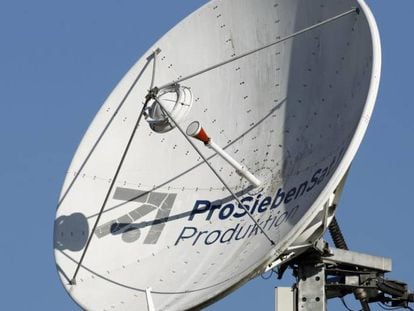 Antena parab&oacute;lica en la sede de ProSieben, en Unterfoehring, cerca de M&uacute;nich (Alemania).