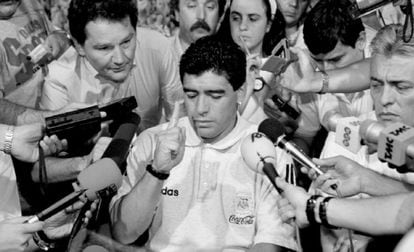 Maradona atiende a los periodistas tras conocerse su positivo.