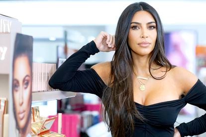 ¿Quién es? Kim Kardashian. ¿A cuánto asciende su patrimonio? 840 millones de euros. ¿Cómo amasó su fortuna? La influencer ha sido la última famosa en ser calificada como multimillonaria por la revista Forbes. Kardashian ha conseguido lograr ese estatus gracias a su faceta como empresaria, en plena pandemia y cuando su programa Keeping Up With The Kardashian (Las Kardashian) llega a su fin. Primero, por el éxito de su línea de belleza, KKW Beaty, que fundó en 2017, y después por la firma de ropa interior y fajas Skims, que vivió un repunte en sus ventas durante al confinamiento y que la cabecera financiera valora en cerca de 190 millones de euros.