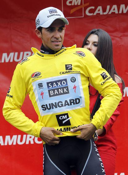 Contador se enfunda el jersey de líder de la Vuelta a Murcia.
